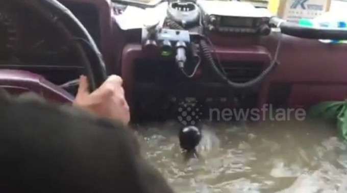 Китайский автомобилист преодолел затопленную улицу и практически утопил свой автомобиль (Видео)