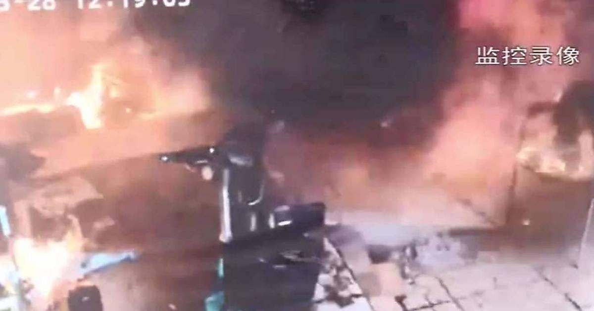 Пешеход, борясь с тополиным пухом, спалил две машины и несколько квартир в Китае