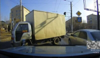 Водитель легковушки избежал столкновения с дрейфующим на скользкой дороге фургоном в Чите (Видео)
