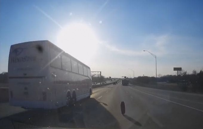 Водитель, объезжая оторвавшуюся покрышку, лишился своего автомобиля на автотрассе в США (Видео)