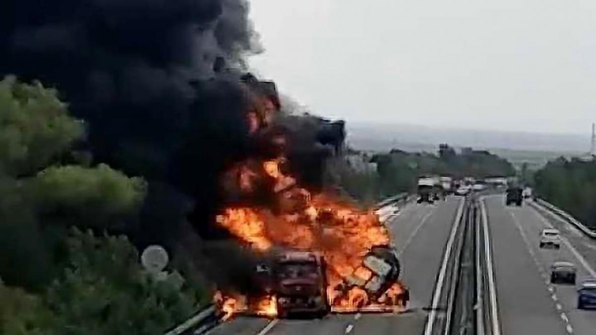 Бензовоз взорвался после столкновения с грузовиком в Китае