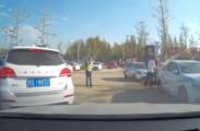 Драматичный момент сопровождения полицейскими на мотоциклах машины скорой помощи, бьёт рекорды просмотров в Китае (Видео)