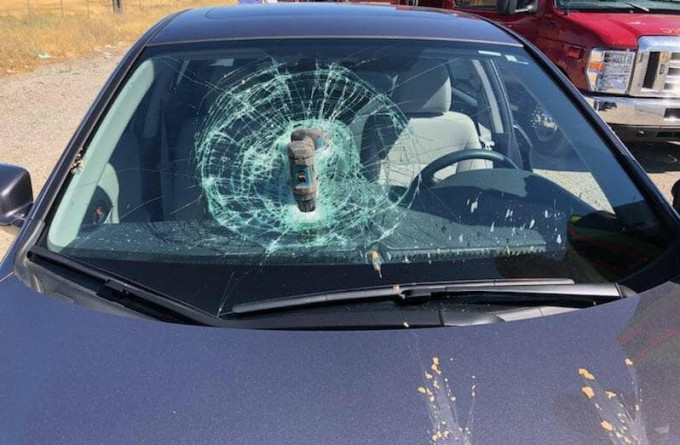 Дрель пронзила лобовое стекло автомобиля на автотрассе в Калифорнии