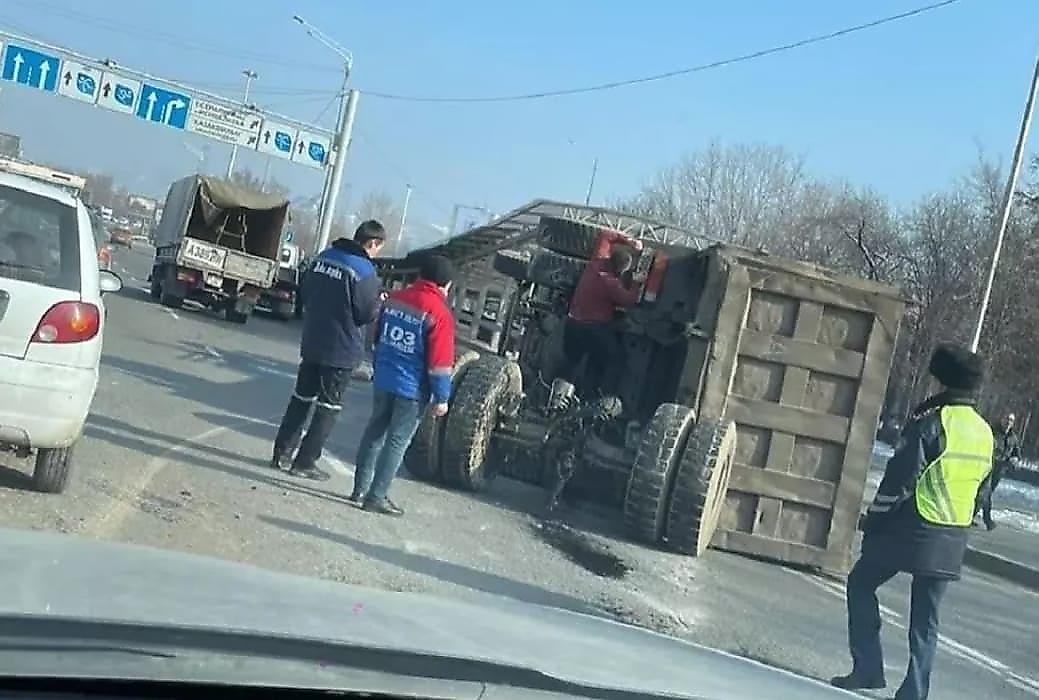 Крушение самосвала попало на видео на автодороге в Алматы