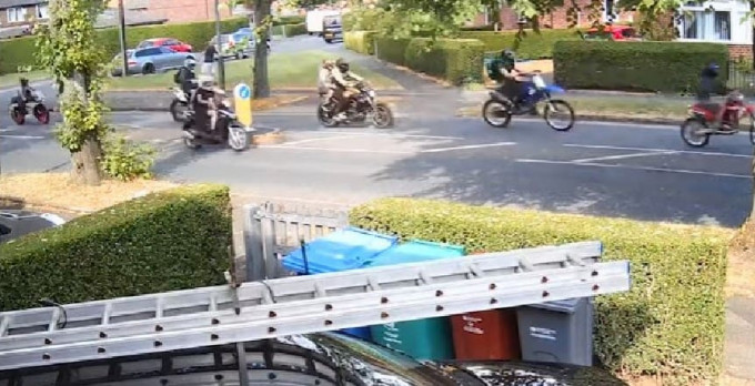 Шайка малолетних байкеров затерроризировала британский город (Видео)