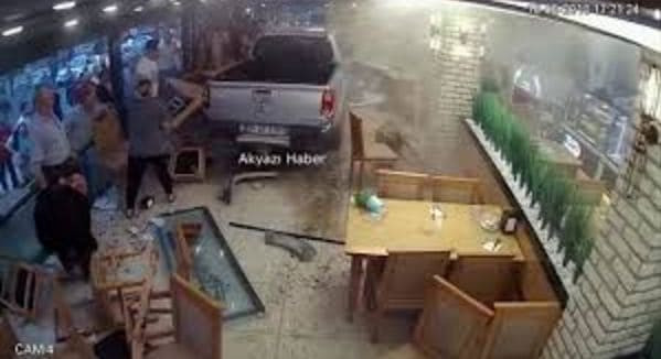 Водитель пикапа, не справившись с управлением, протаранил рыбный ресторан в Турции