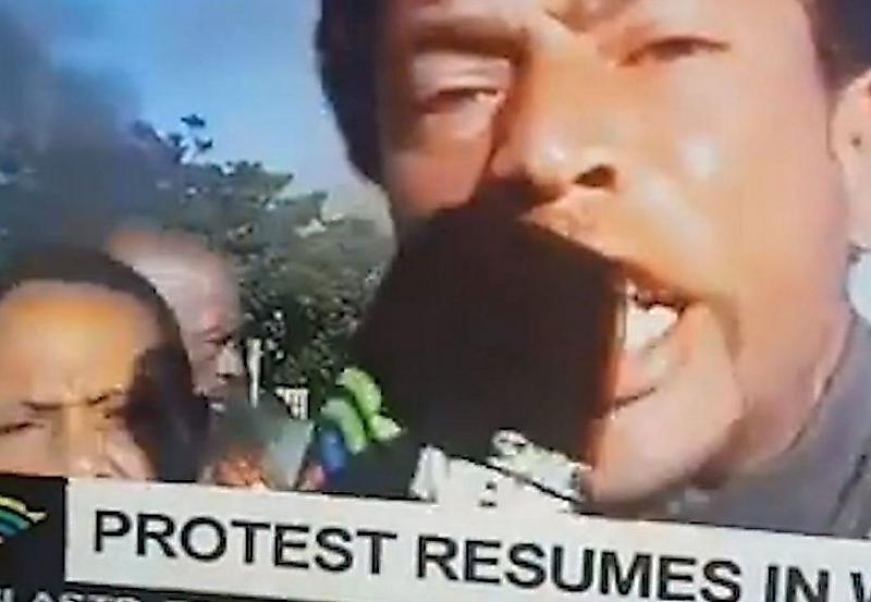 Африканский протестант получил свою «минуту славы», отобрав микрофон у ведущей ▶