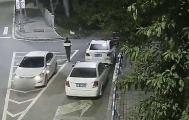 Автомобиль укатился от отлучившегося в кусты китайца (Видео)