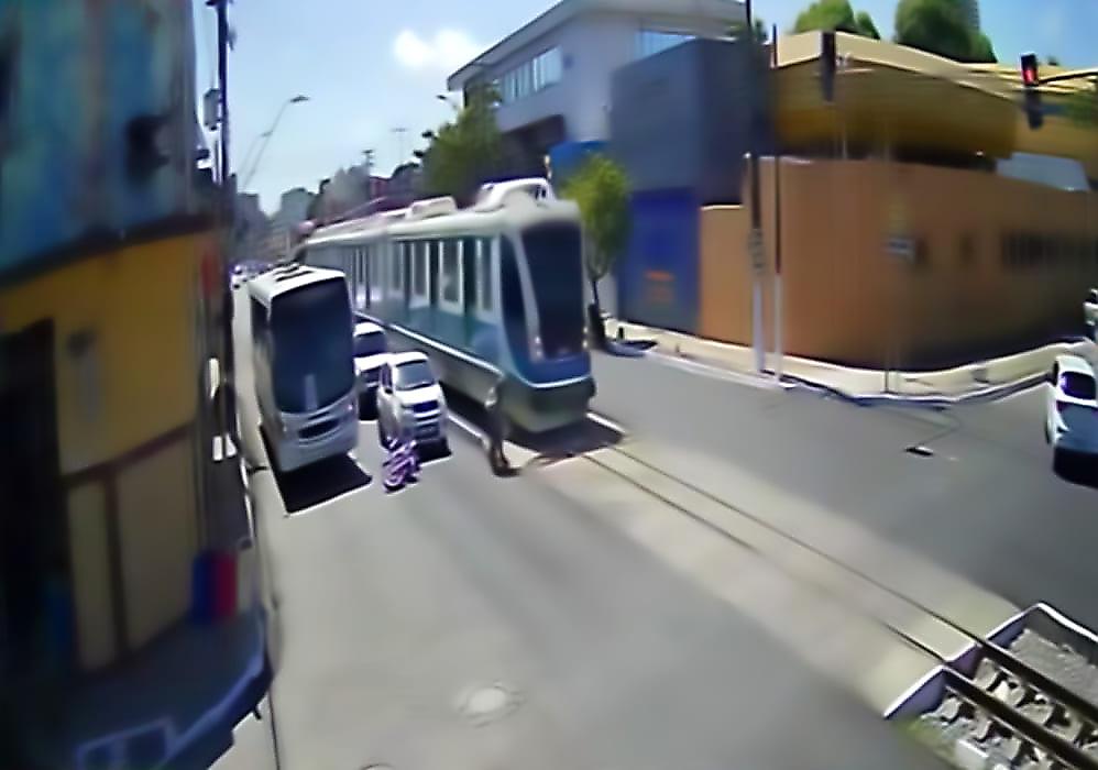 Байкер спас старушку, стоящую на трамвайных путях в Бразилии