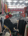 Двое преступников, скрываясь от полицейских на угнанной машине, протаранили магазин одежды в Бирмингеме ▶ 1
