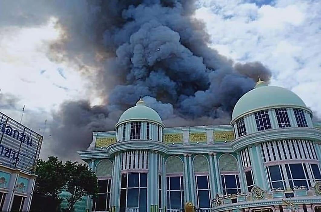 Дворец Куриного Короля Baan Sukhawadee сгорел в Паттайе