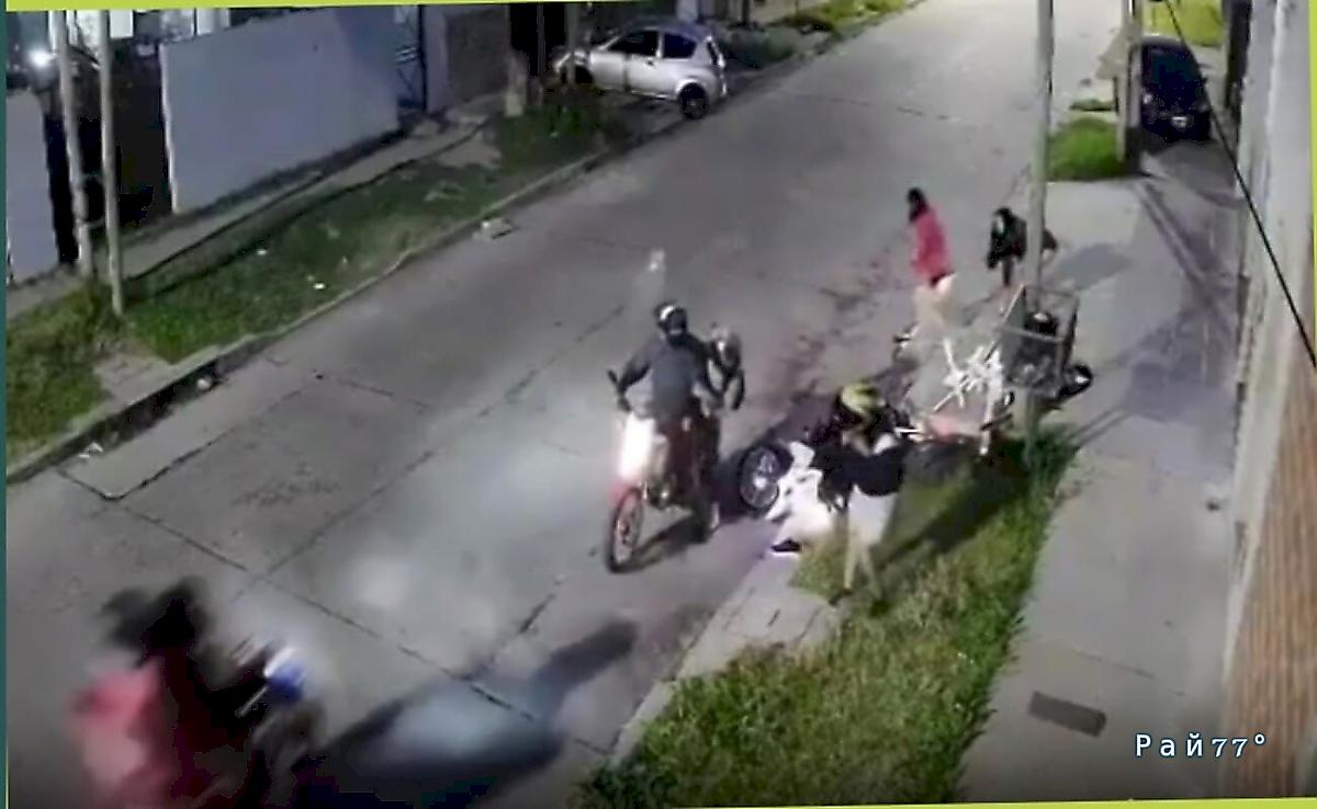 Налётчики отняли байк у мотоциклиста на глазах у местных жителей в Аргентине