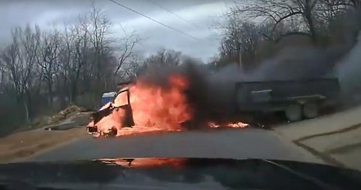 Охваченный пламенем грузовик чуть не врезался в полицейскую машину в США
