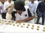 Пакистанец за минуту разбил локтем 229 грецких орехов ▶