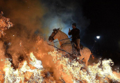 Праздник очищения огнём прошёл в испанской деревне ▶ 9