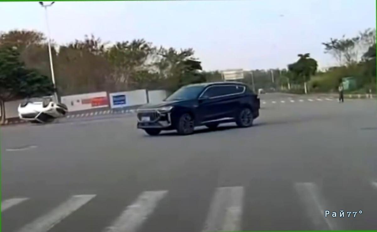 Внедорожник не успел проскочить перед седаном и был опрокинут на крышу Внедорожник не успел проскочить перед седаном и был опрокинут на крышу