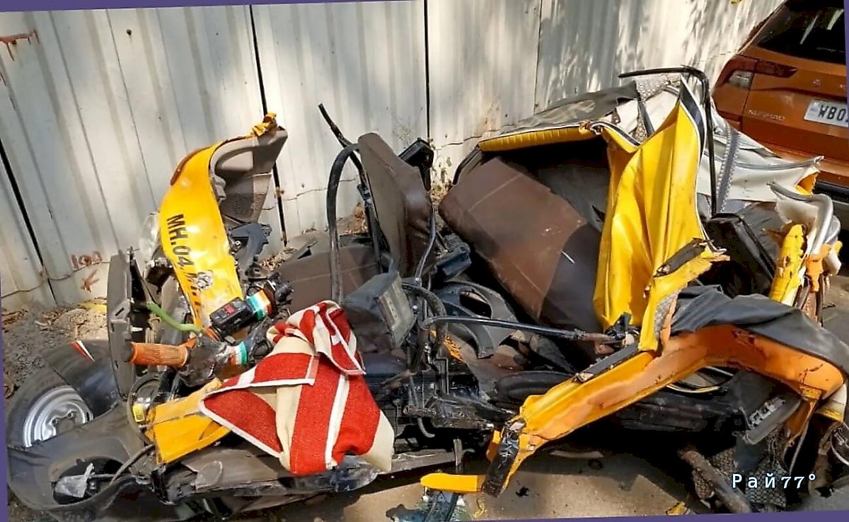 Бетонная балка расплющила моторикшу и автомобиль в Индии ▶️ Бетонная балка расплющила моторикшу и автомобиль в Индии ▶️