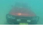 Дайверы запечатлели результаты неудачной транспортировки автомобиля на дне австралийской реки (Видео)