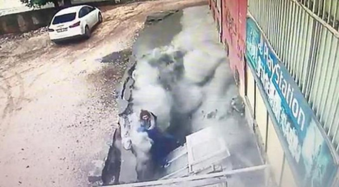 Две женщины провалились под тротуар в Турции (Видео)