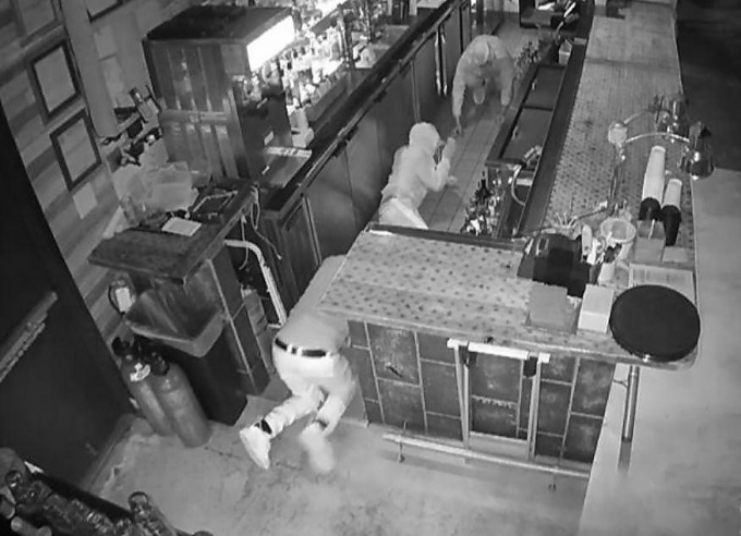 Преступное трио, скрываясь от камер, «протёрло» пол в ресторане (Видео)