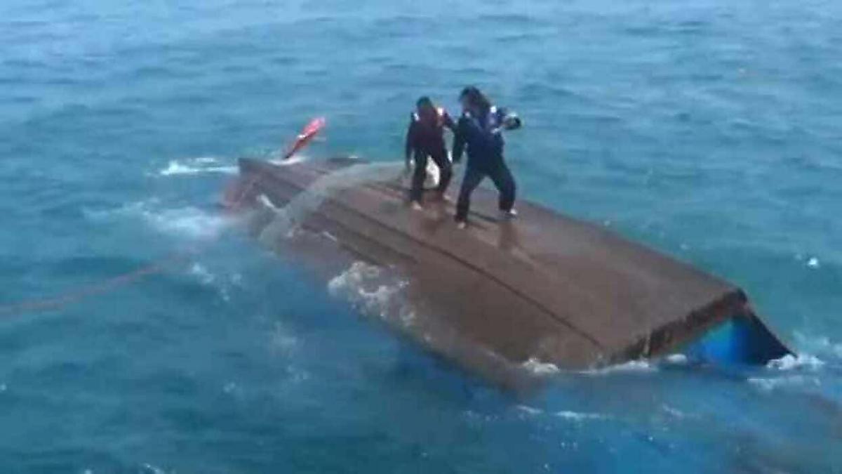Удачливые рыбаки несколько часов дожидались спасения, дрейфуя на перевёрнутой лодке в Китае