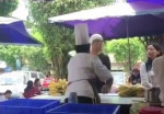 Шеф-повар виртуазно уронил тесто для пиццы на голову клиента в Китае (Видео)