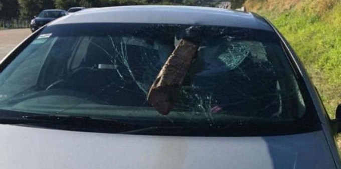 Бразильянка чудом не пострадала, когда деревянный брус пробил лобовое стекло её автомобиля