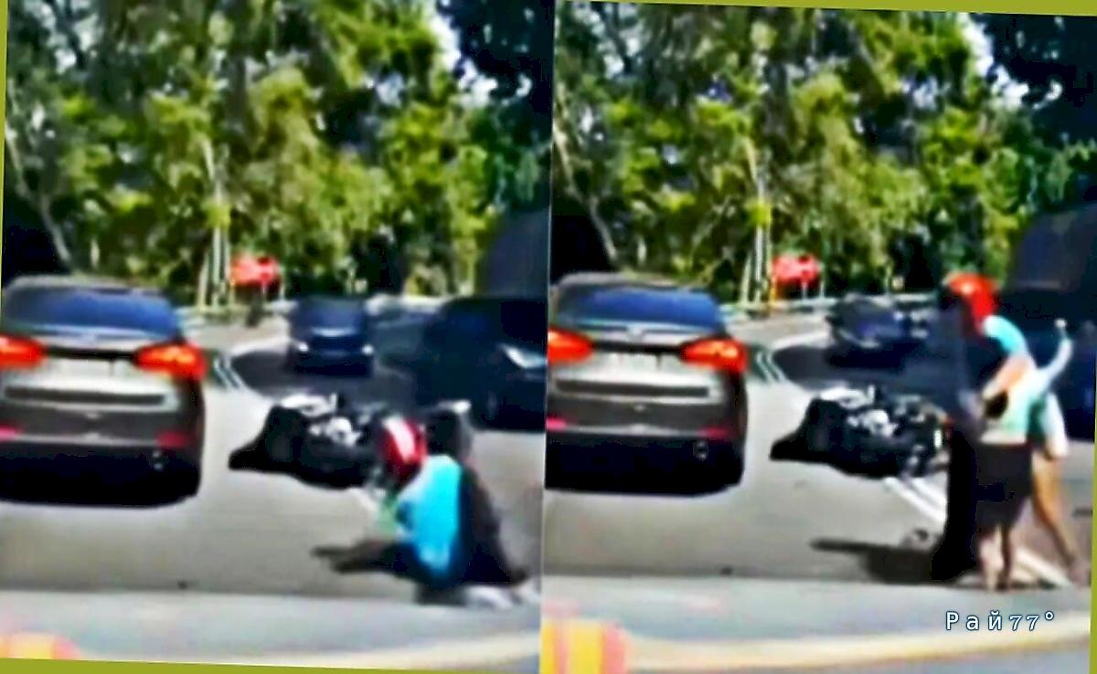Мотоциклистка с ребёнком врезалась в легковушку в Малайзии ▶️ Мотоциклистка с ребёнком врезалась в легковушку в Малайзии ▶️
