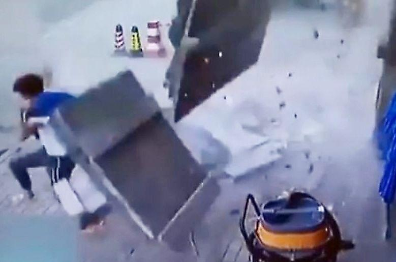 Пешеход успел отбежать от места падения двух массивных плит в Китае ▶