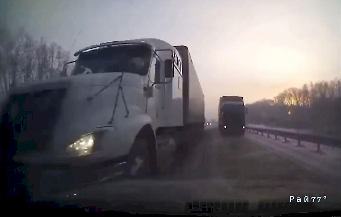 Водитель легковушки спас жизнь, проскочив между грузовиками: видео