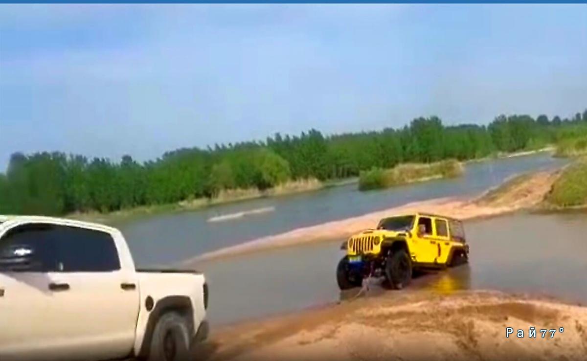 Водитель застрявшего в реке внедорожника получил по лбу крюком во время буксировки Водитель застрявшего в реке внедорожника получил по лбу крюком во время буксировки