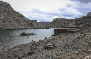 Затопленная древняя деревня показалась из-под воды после поломки плотины в Турции 2