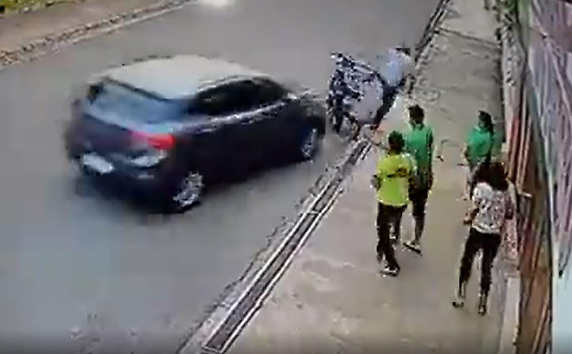 Легковушка лишила грабителя мотоцикла и заставила его спасаться бегством от своих жертв