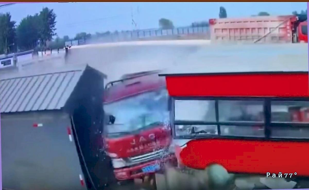 Велосипедист, подрезавший грузовики, стал причиной крупного ДТП