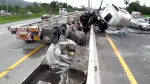 Водитель грузовика вылетел из кабины во время аварии в Тайланде (Видео) 4