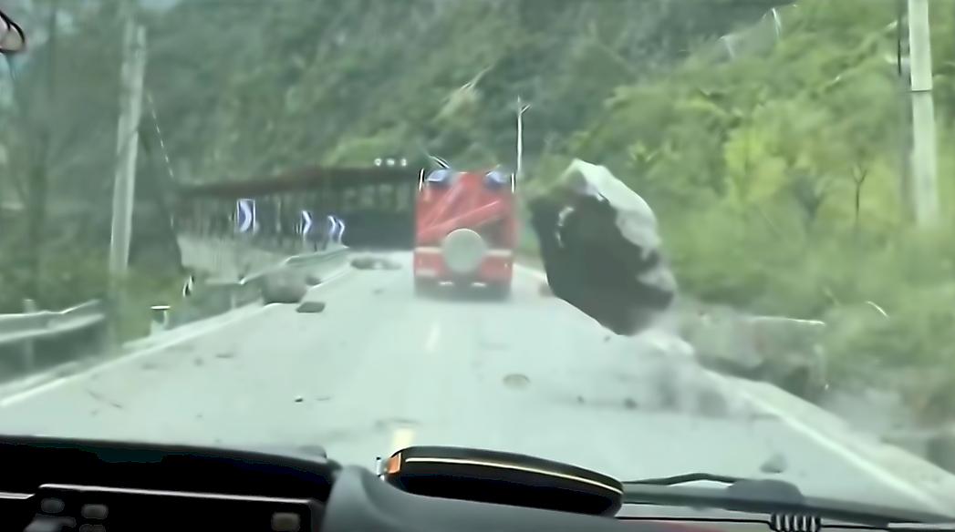 Булыжник чудом не расплющил пожарную машину в Китае