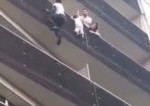 Французский «человек - паук» спас ребёнка, повисшего на карнизе 5-го этажа (Видео) 1