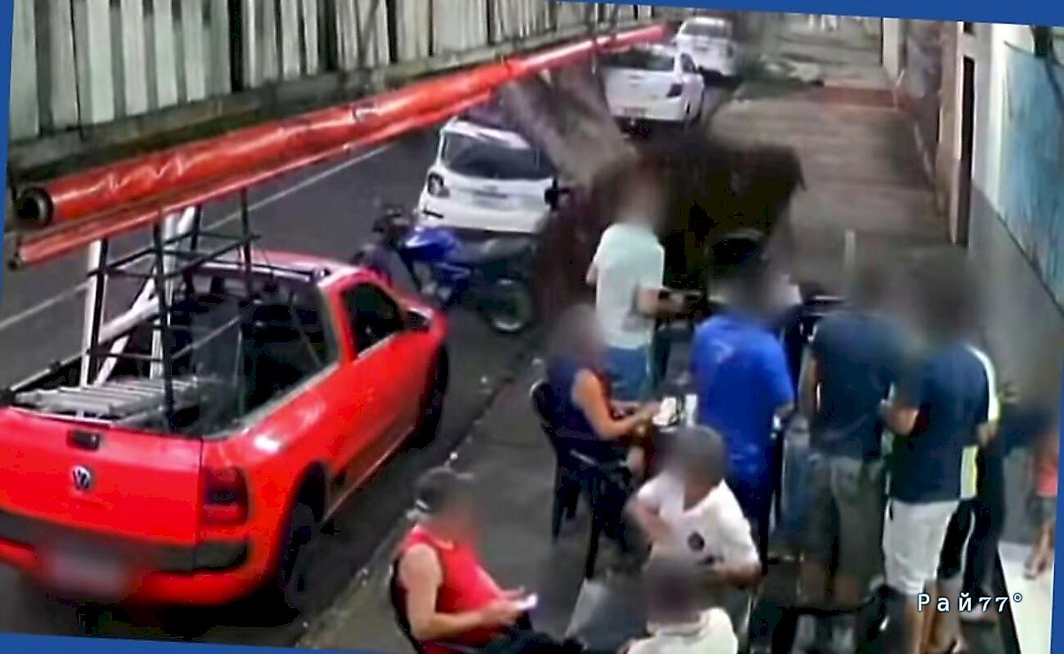 Массивное дерево упало на автомобиль и прервало трапезу посетителей кафе