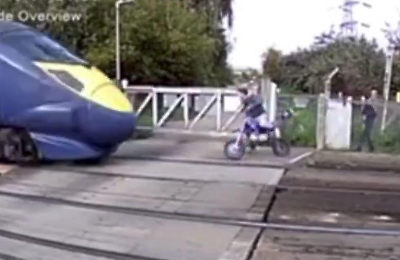 Мотоциклист спасся, в самый последний момент передумав пересекать переезд перед поездом ▶
