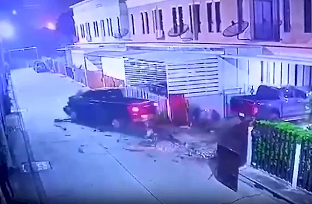 Неуправляемый пикап протаранил ворота и попал на видео в Таиланде