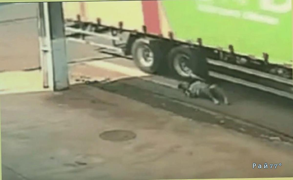 Пожилая мотоциклистка чудом не угодила под колёса грузовика ▶️