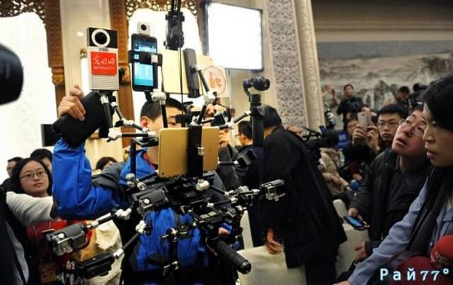 Г-н Шен, журналист государственного, новостного издания Гуанмин Онлайн получил мировую известность во время освещения важной политической встречи в Китае, благодаря необычному приспособлению.
