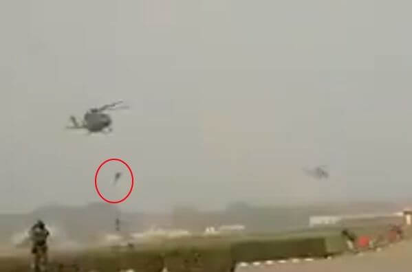 Открепившийся канат от вертолёта застал врасплох троих солдат во время десантирования в Индии. (Видео)