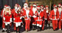 Тысячи разнополых «Санта - Клаусов» вышли на улицы Вуллонгонга, Лондона и Нью - Йорка + зомби вечеринка в Австралии (Видео) 88