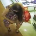 Девушка удивила своей «чистоплотностью» работников супермаркета в России. (Видео)