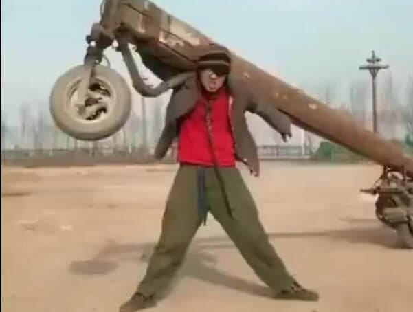 Китайский «Кулибин» смастерил супердлинный «бревноцикл» (Видео)
