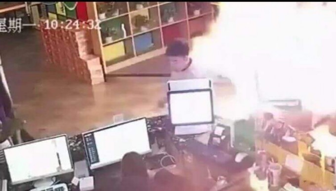 Клиент интернет кафе, чудом не пострадал, оказавшись в эпицентре взрыва (Видео)