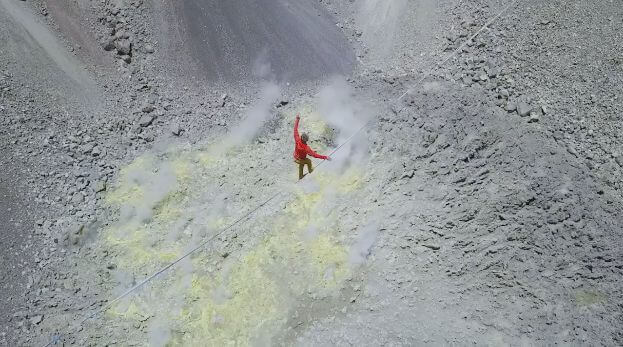 Немецкий экстремал прошёл по тросу над действующим вулканом в Перу. (Видео)