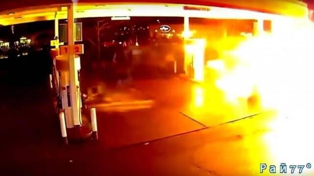 Драматический момент авто катастрофы, случившейся на АЗС Shell, в городе Сиэтле, 15 марта был снят видеокамерой, установленной на заправке.