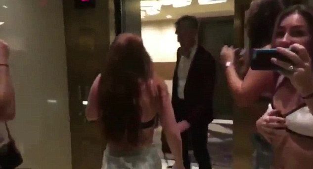 Знаменитый актёр прервал фотосессию девушек в лифте. (Видео)